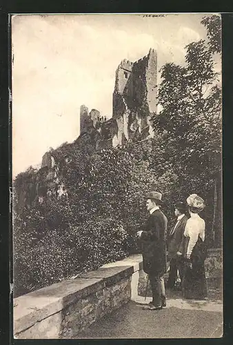 AK Drachenfels, Besucher vor der Burgruine