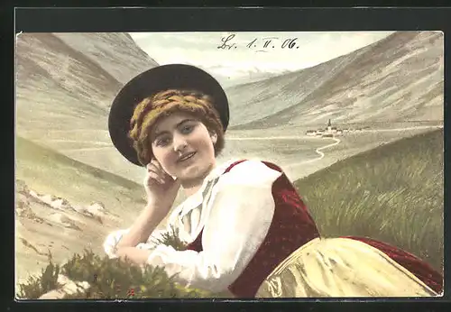 AK Junge hübsche Frau in Alpentracht im Gebirge