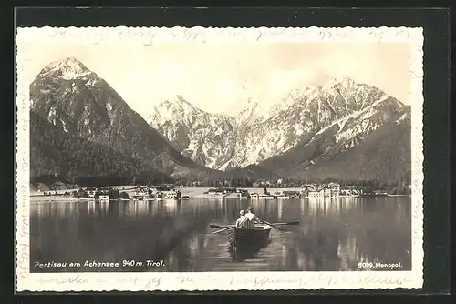 AK Pertisau am Achensee, Ruderpartie mit Ortsblick