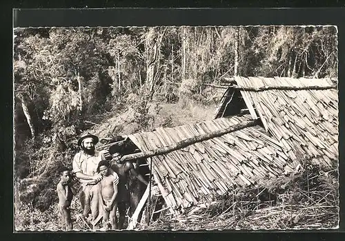 AK Papouasie, Missionnaire devant sa hutte-église