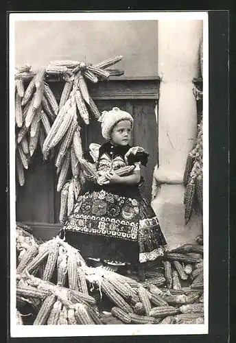 AK Ungarisches Mädchen in Trachtenkleid zwischen Maiskolben