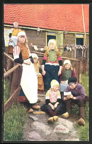 AK Gruppe von niederländischen Kindern, die auf einer Treppe vor einem Haus sitzen