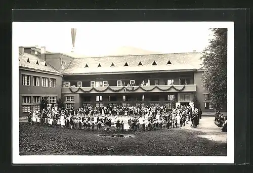 AK Türnitz, Gruppenbild im Hof des Pföege- und Erholungsheim Auhof