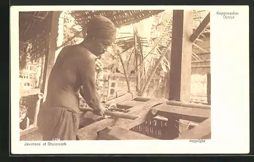 AK Indonesien Koperwerker Djocja, Javanese at Brasswork, Mann bei der Arbeit