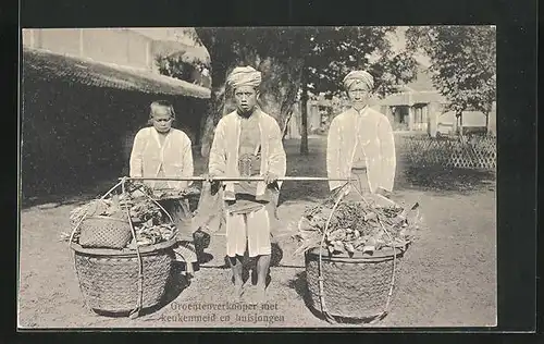 AK Indonesien, Groentenverkooper met keukenmeid en huisjongen, Gruppe von Obstverkäufern