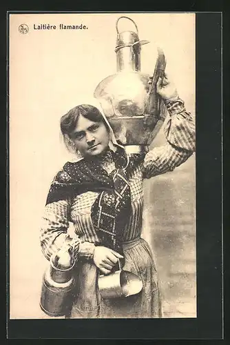AK Laitière flamande, belgische Frau mit Milchkrügen in Hand und auf der Schulter
