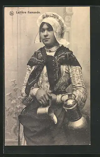AK Laitière Flamande, belgische Frau stehend mit kleine Milchkanne