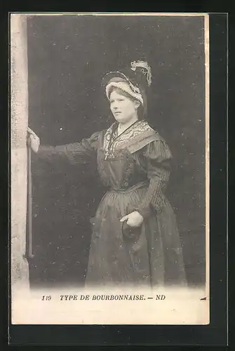 AK Burgund / Bourgogne, Type de Bourbonnaise, junge Frau lehnt an der Wand