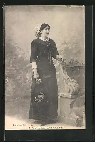AK Languedoc-Roussillon, Type de Catalane, junge Frau in katalanischer Tracht