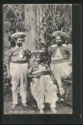 AK Sri Lanka, Kandyan Chiefs, Ceylon, drei Männer in Tracht vor einem Baum