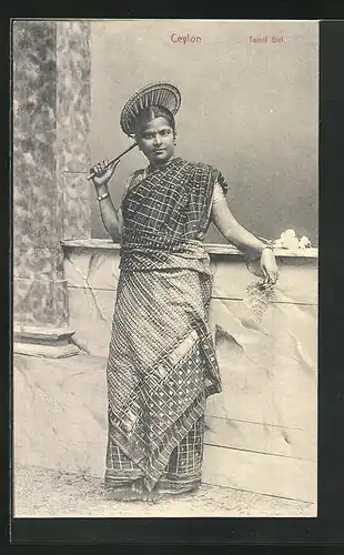 AK Sri Lanka, Ceylon, Tamil Girl, junge Frau in Tracht mit Fächer