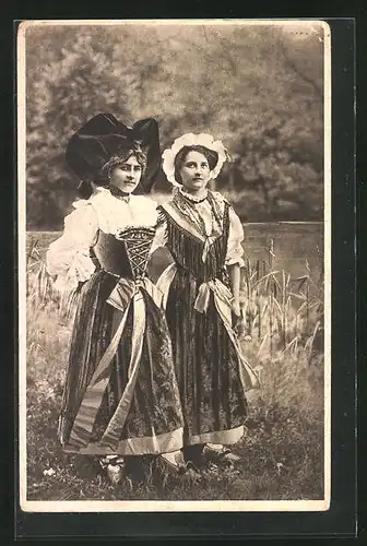AK elsass-lothringische Tracht, zwei Frauen am Flussufer