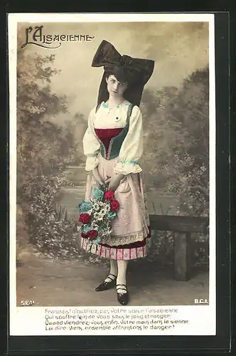 AK Elsass - Lothringen, junge Frau im Trachtenkleid mit Blumenstrauss vor Flussbild