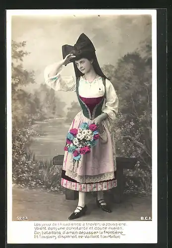 AK Elsass - Lothringen, Frau in Tracht mit Blumen vor einem Flussbild