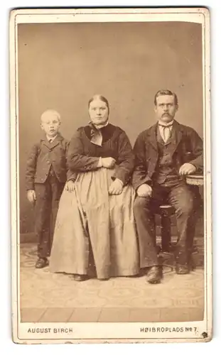 Fotografie August Birch, Kobenhavn, Hoibroplads 7, Portrait einer elegant gekleideten Familie mit frechem Buben