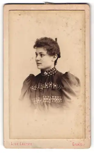 Fotografie L. de Laetre, Gand, 20 Rue longue des Violettes, Portrait dunkelhaarige Schönheit in prachtvoller Bluse