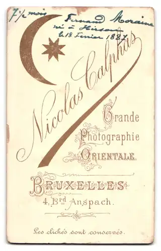 Fotografie N. Calphas, Bruxelles, 4 Boulevard Anspach, Portrait süsses Kleinkind im weissen Hemdchen