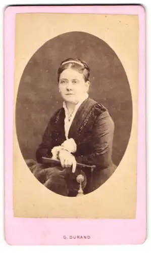 Fotografie G. Durand, Chalons-sur-Marne, Rue des Trésoriers 2, Portrait bildschöne Dame mit Haarband im gerüschten Kleid