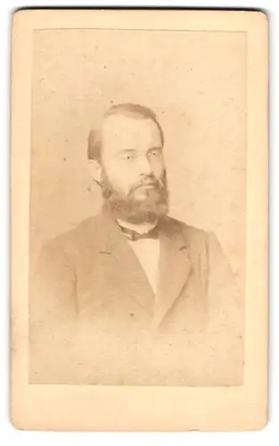 Fotografie F. Jamrath & Sohn, Berlin, Taubenstr. 20, Portrait stattlicher Herr mit Vollbart