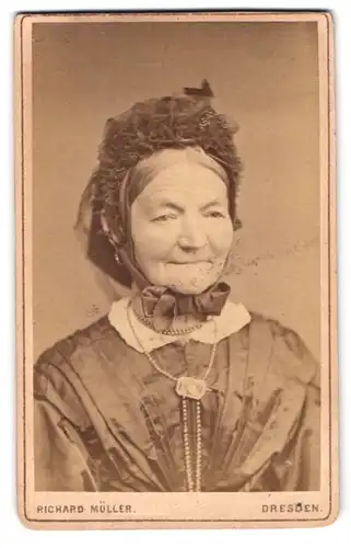 Fotografie Richard Müller, Dresden, Marienstr. 26, Portrait betagte hübsche Dame mit Rüschenhaarschmuck