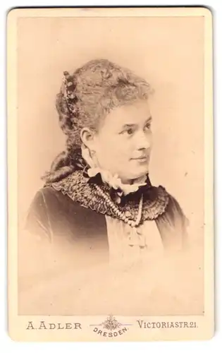 Fotografie A. Adler, Dresden, Victoriastr. 21, Portrait bildschönes Fräulein mit Haarspange und Perlenhalskette