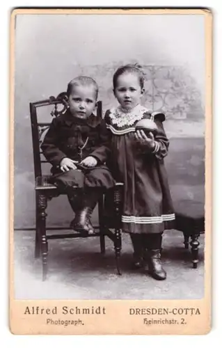 Fotografie Alfred Schmidt, Dresden-Cotta, Heinrichstr. 2, Portrait bildschönes Kinderpaar mit Ball in hübscher Kleidung