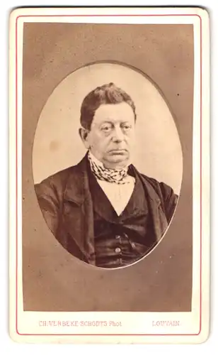 Fotografie Ch. Verbeke Schodts, Louvain, 20 Rue de Bruxelles, Portrait stattlicher Herr mit Halstuch im Jackett