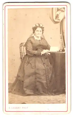 Fotografie C. Lebert, Paris, 21 Rue de Sévres, Portrait betagte hübsche Dame mit Rüschenhaarschmuck