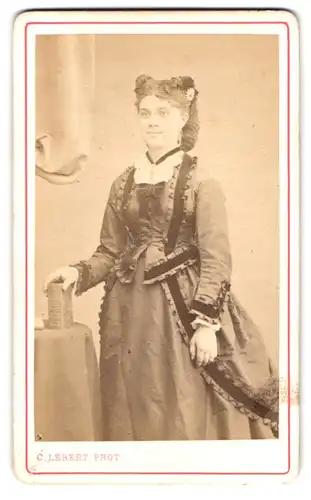 Fotografie C. Lebert, Paris, 21 Rue de Sévres, Portrait charmantes Fräulein mit Haarnetz im prachtvollen Kleid