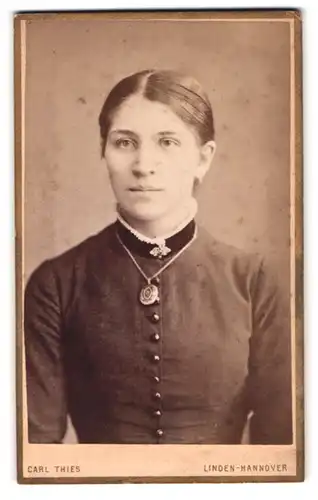 Fotografie Carl Thies, Hannover-Linden, Deisterstr. 1, Portrait bildschönes Fräulein mit Brosche und Amulett-Kette