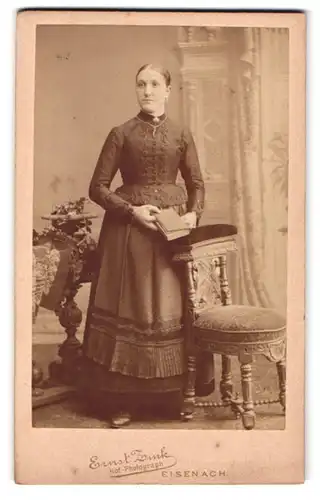 Fotografie Ernst Zink, Eisenach, Querstr. 30, Portrait einer elegant gekleideten junge Frau mit Buch in den Händen