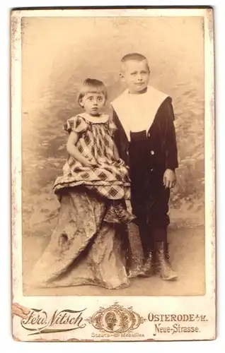 Fotografie Ferd. Nitsch, Osterode / Harz, Neue-Strasse, Portrait niedliches Kinderpaar in eleganter Kleidung