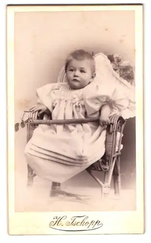 Fotografie H. Tschopp, Wyl, Mattstrasse, Portrait blondes süsses Kleinkind im Kinderstuhl sitzend