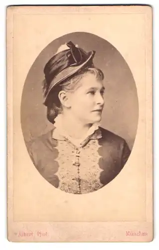 Fotografie J. Albert, München, blonde Schönheit mit elegantem Hut