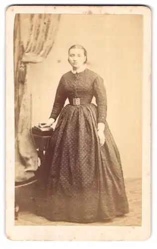 Fotografie J. Henry, Genéve, Rue Basse & Centrale 1, Portrait einer elegant gekleideten jungen Frau im Kleid