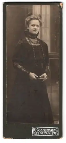 Fotografie J. Sommermann, Gera, Portrait charmant blickendes Fräulein im Kleid mit Stickerei