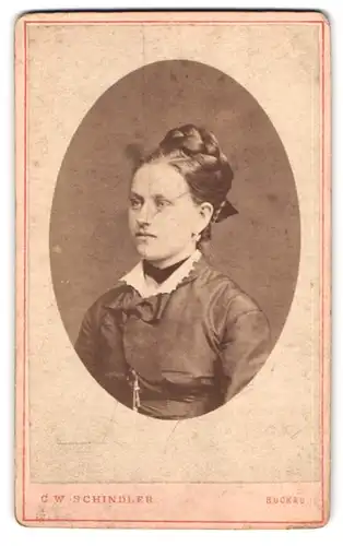 Fotografie C. W. Schindler, Buckau, Dorotheenstr. 2, Portrait bildschönes Fräulein mit Flechtdutt
