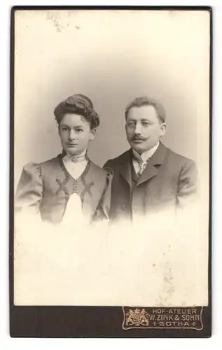 Fotografie W. Zink & Sohn, Gotha, Auguststr. 7, Portrait eines elegant gekleideten Paares