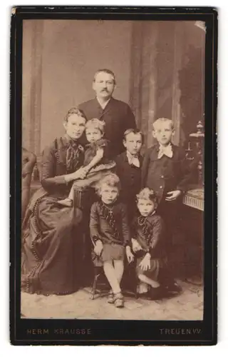 Fotografie Herm. Krause, Treuen i. V., Bahnhofstr., Portrait einer reizenden Familie mit vielen Kindern