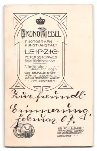 Fotografie Bruno Riedel, Leipzig, Peterssteinweg, Portrait Bube mit kurzem Haar im karierten Anzug
