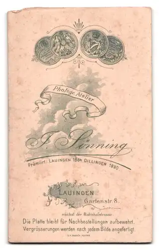 Fotografie J. Sönning, Lauingen, Gartenstr. 8, Portrait charmanter junger Mann in Fliege und Jackett