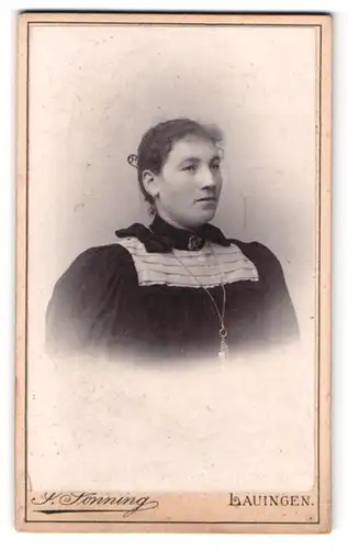 Fotografie J. Sönning, Lauingen, Gartenstr. 8, Portrait bildschöne junge Frau mit Brosche am Kleiderkragen