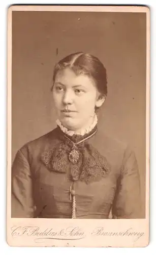 Fotografie C. F. Beddies, Braunschweig, Kuhstr. 10, Portrait bildschönes brünettes Fräulein mit Amulettkette