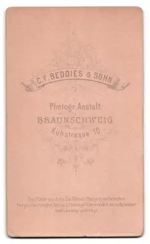 Fotografie C. F. Beddies, Braunschweig, Kuhstr. 10, Portrait bildschönes brünettes Fräulein mit Amulettkette