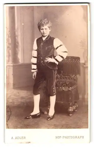 Fotografie A. Adler, Dresden, Victoriastr. 21, Portrait frecher Bube mit lockigem Haar in interessanter Kleidung