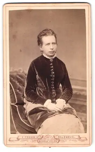 Fotografie F. Frohse, Salzwedel, Neuperver-Str. 873, Portrait schöne junge Frau mit eleganter Knopfleiste am Kleid