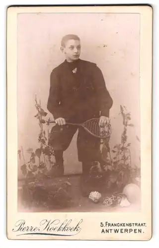 Fotografie Pierre Koekkoek, Antwerpen, 5 Franckenstraat, Portrait charmanter Bube mit Federballschläger in der Hand