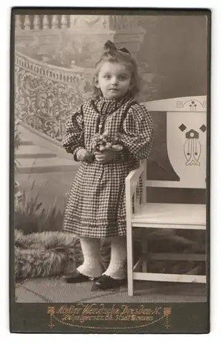 Fotografie Atelier Wendsche, Dresden-N., Leipzigerstr. 58, Portrait bildhübsches Mädchen mit Haarschleife