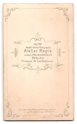 Fotografie Atelier Regis, Berlin, Prinzenstr. 44, Portrait zwei charmante junge Männer mit Hüten in Anzügen