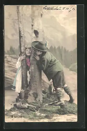 AK Kinder in Trachten spielen im Wald